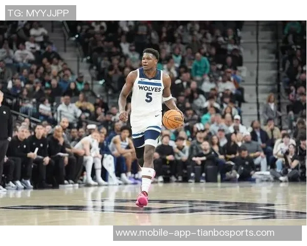 爱德华兹首节表现抢眼9投4中砍下12分并贡献前场板与防守数据